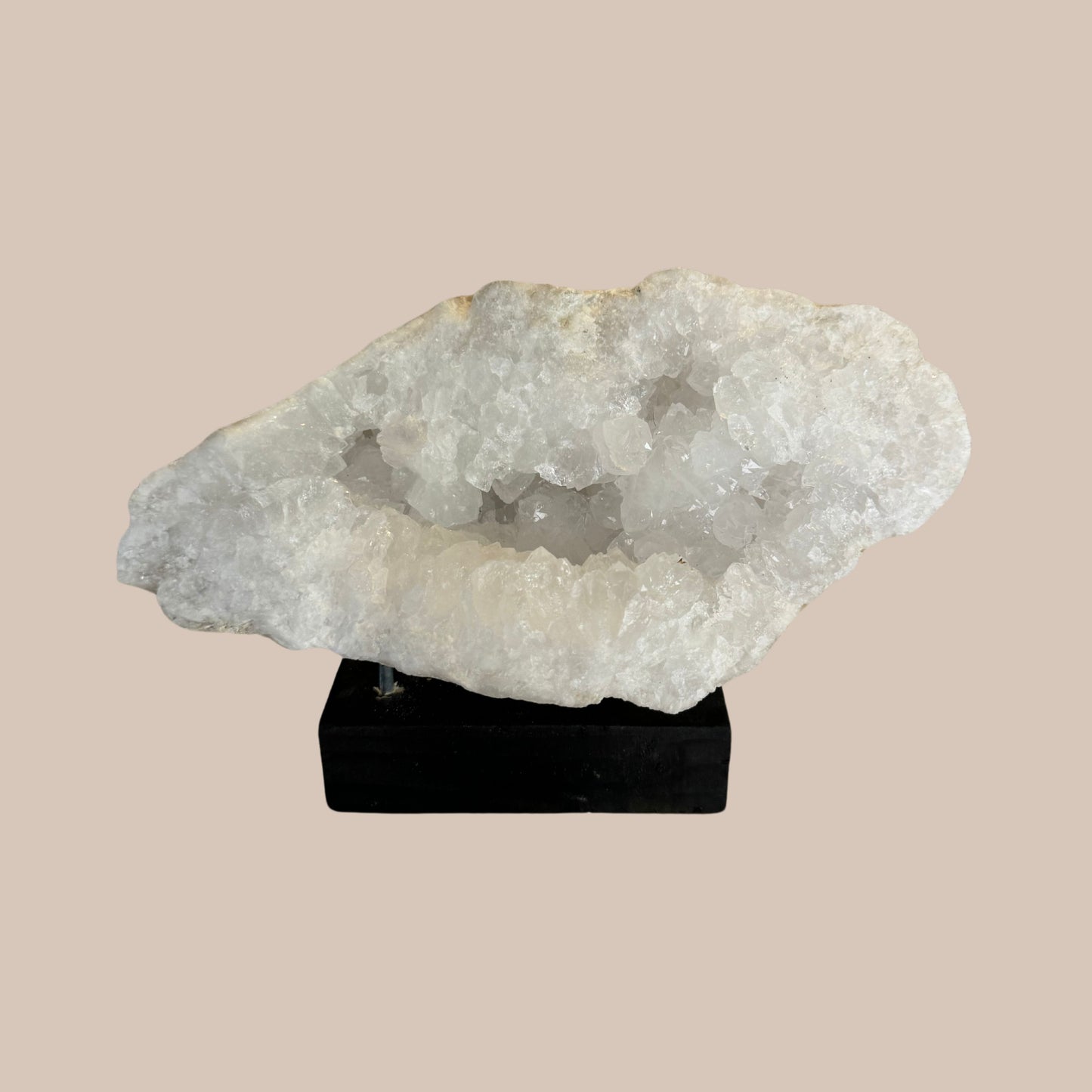 Bergkristal geode op standaard - Interior pieces